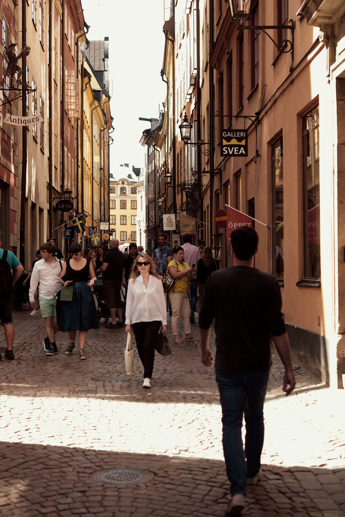 Mennesker i gågatan i gamla stan Stockholm
